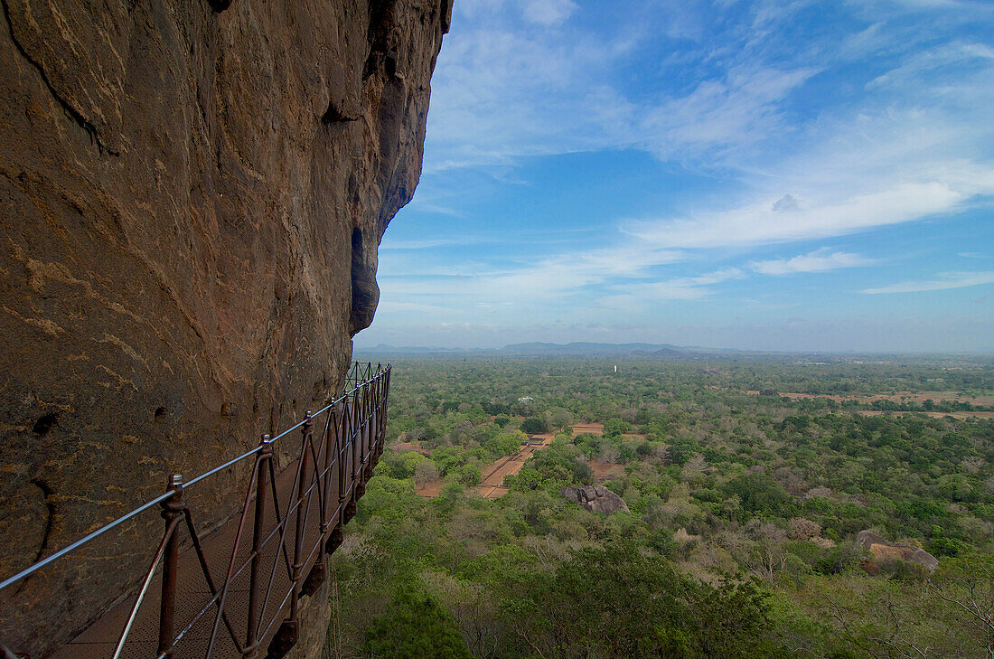Eisener Steg hoch in der Felswand im Felsen von Sigiriya, Matale Distict, Kulturdreieck, Sri Lanka