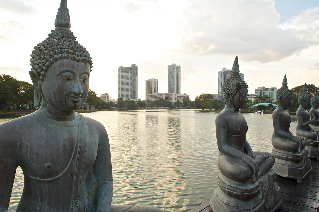 Sitzende Buddhas im Seema Malaka Tempel im Beira Lake, Colombo, Sri Lanka, Südasien