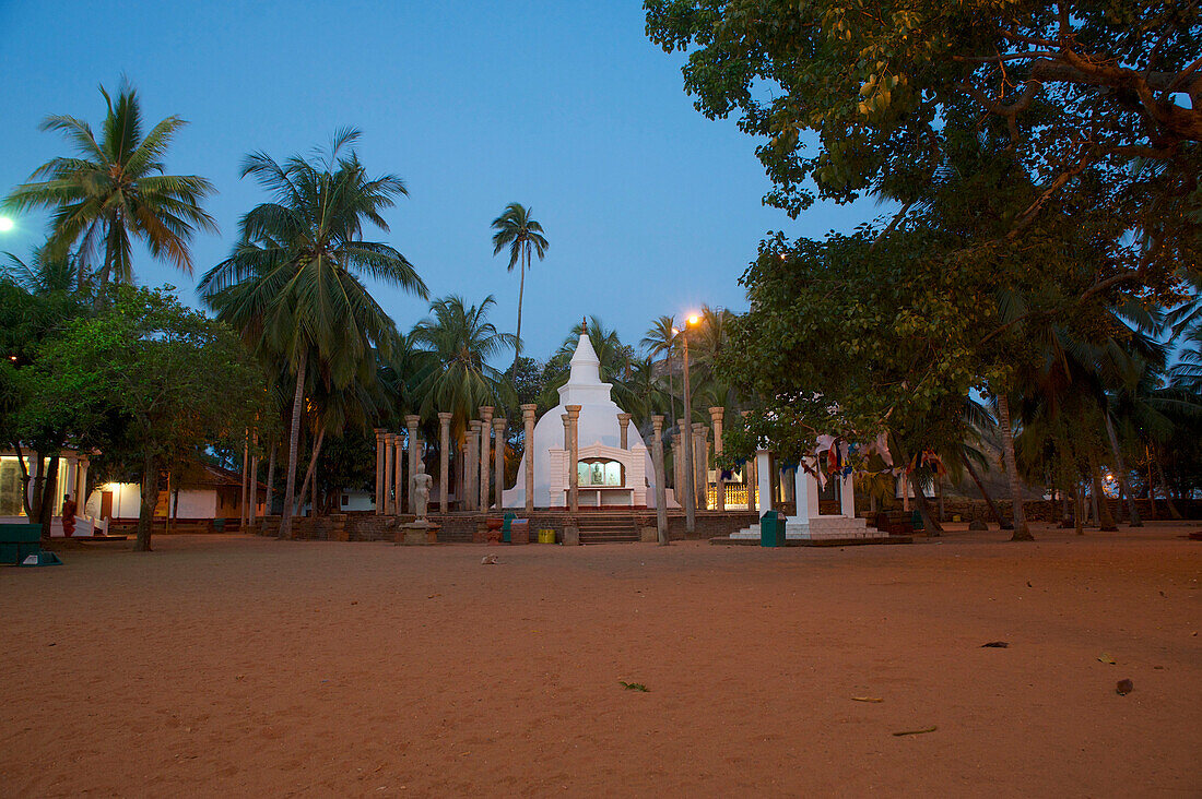 Pagode auf dem Ambastake-Plateau bei Sonnenuntergang auf dem Berg Mihintale bei Anuradhapura, Kultur Dreieck, Sri Lanka