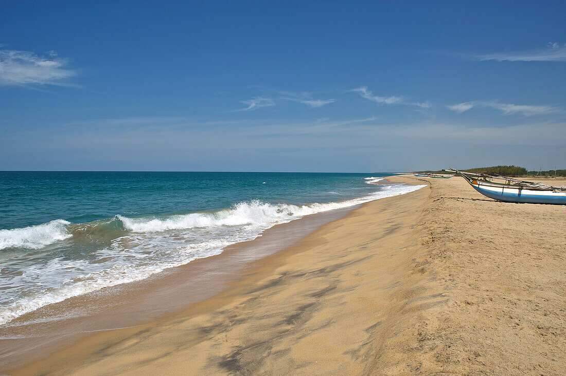 Fischerboote am menschenleeren Strand, Küste zwischen Batticaloa und Pottuvil, Ost Sri Lanka