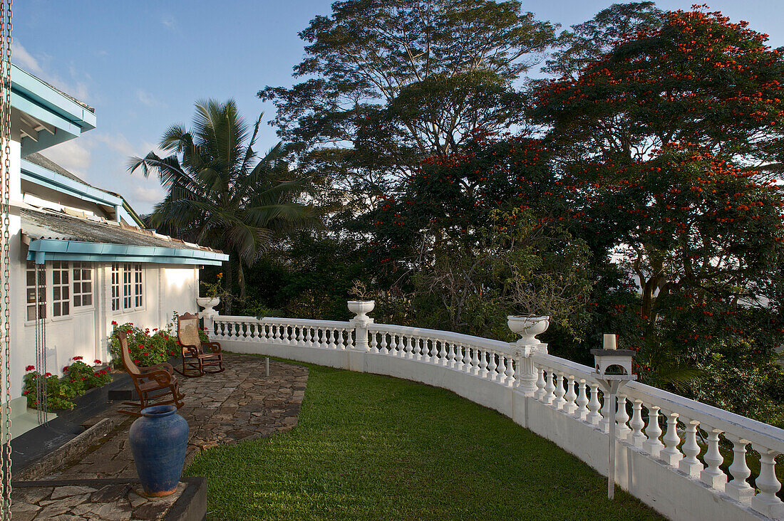 Ehemaliges Haus des Verwalters auf der Ashburnham Estate, heute dient das haus als Hotel, Teegarten, Elkaduwa, Knuckles Range bei Kandy, Hochland, Sri Lanka