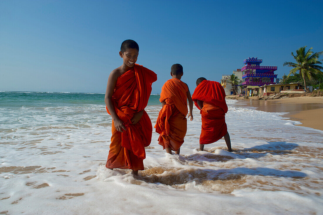 Buddhistische Mönche, Novizen am Strand von Hikkaduwa, Südwestküste, Sri Lanka