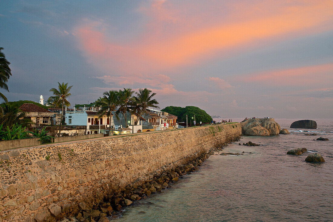 Befestigungsmauern des Forts in Galle nach Sonnenuntergang, UNESCO Weltkulturerbe, Südwestküste, Sri Lanka