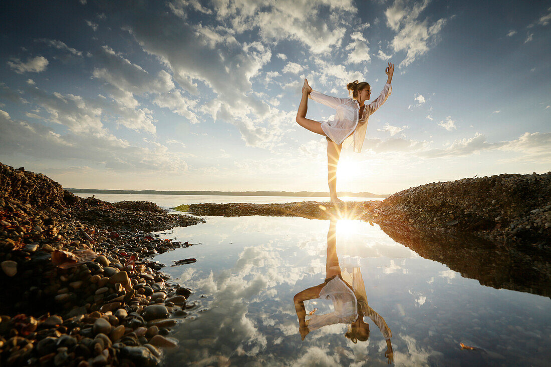 Frau beim Yoga am Starnberger See, Oberbayern, Bayern, Deutschland