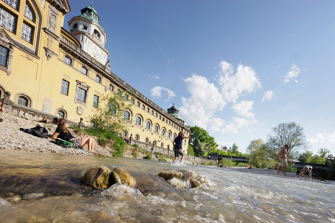 Personen entspannen am Isarufer, Müllersches Volksbad, München, Bayern, Deutschland