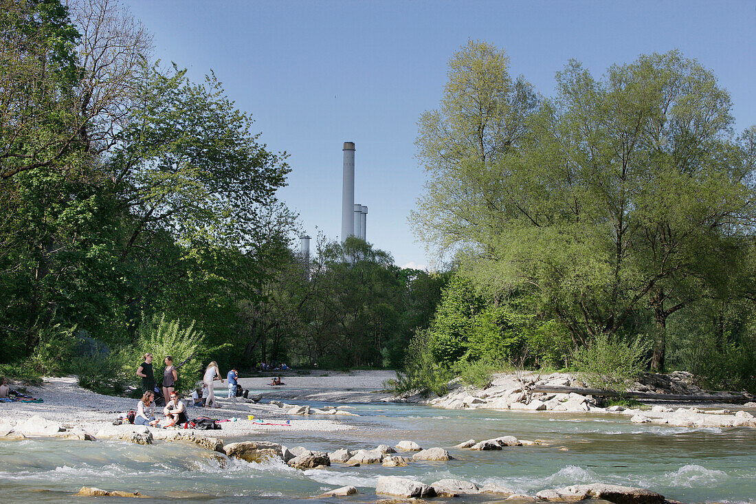 Personen am Isarufer, Flaucher, München, Bayern, Deutschland