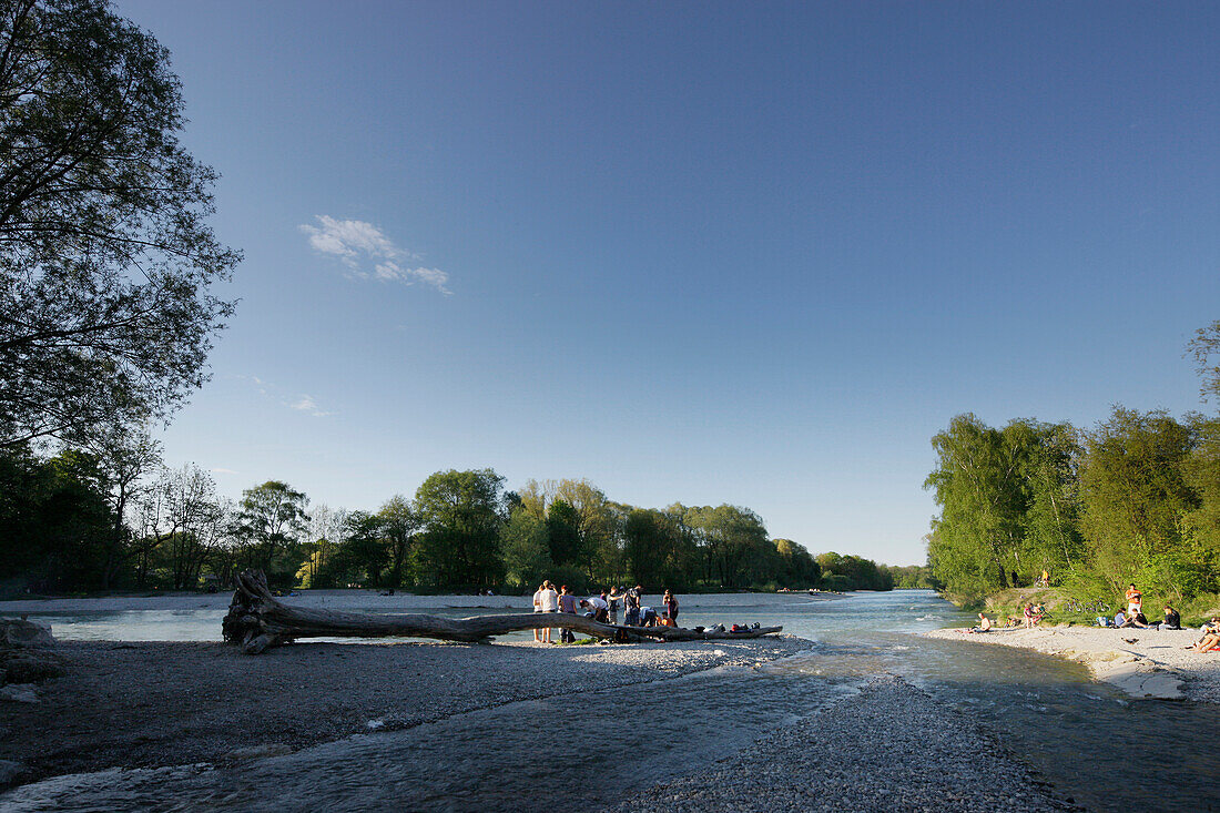 Personen am Isarufer, Flaucher, München, Bayern, Deutschland