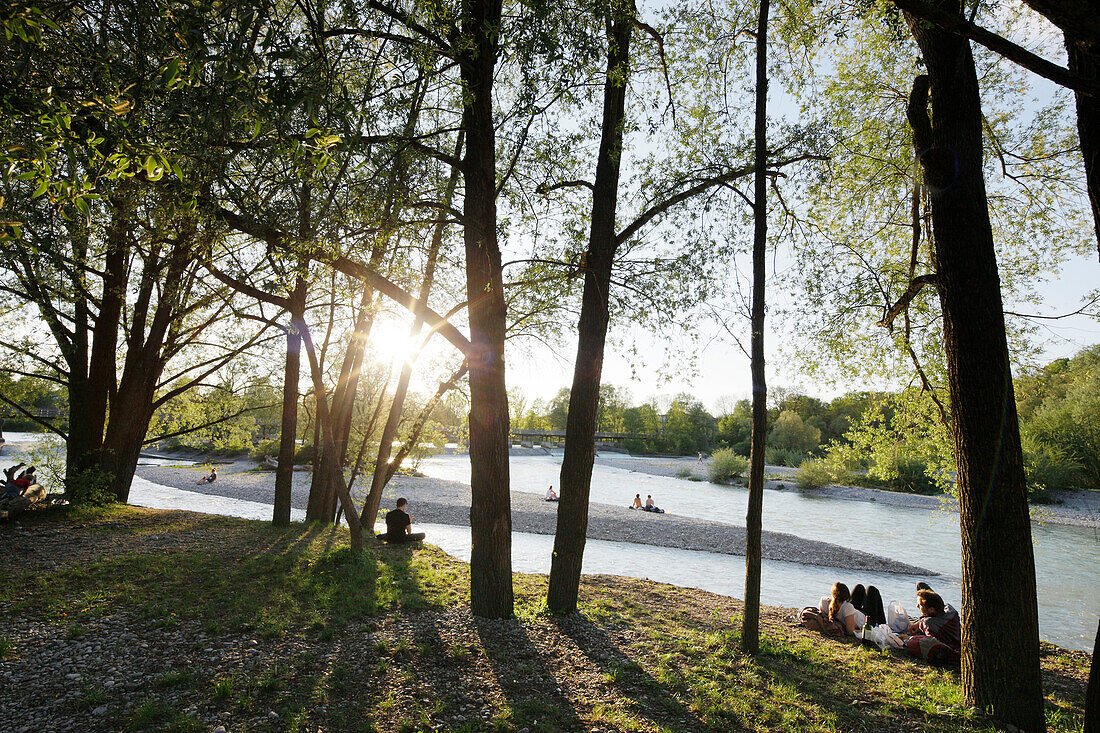 Personen entspannen am Flussufer der Isar, Flaucher, München, Bayern, Deutschland