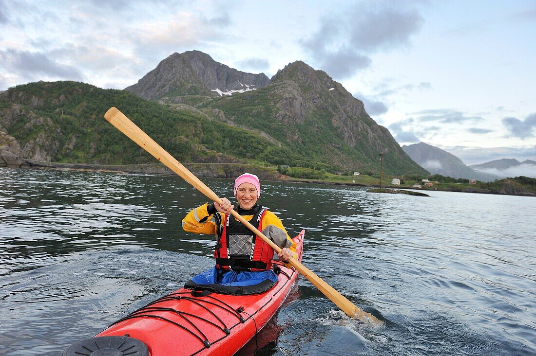 Kajak auf der Insel Hamn i Senja Senja, Provinz Troms, Norwegen, Nordeuropa