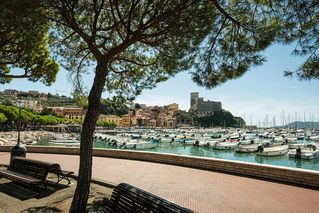 Hafen mit Burg, Lerici, Provinz La Spezia, Ligurien, Italien