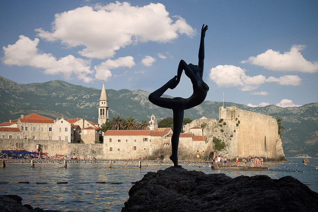 Skulptur einer akrobatischen nackten Frau vor Altstadt von Budva, Stari Grad, Adria Mittelmeerküste, Montenegro, Balkan Halbinsel, Europa