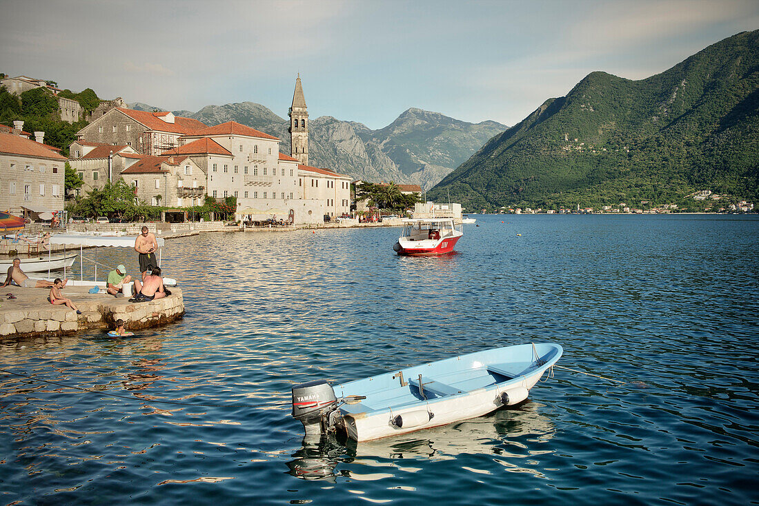 Fischer und Boote an Promenade von Perast, Bucht von Kotor, Adria Mittelmeerküste, Montenegro, Balkan Halbinsel, Europa, UNESCO