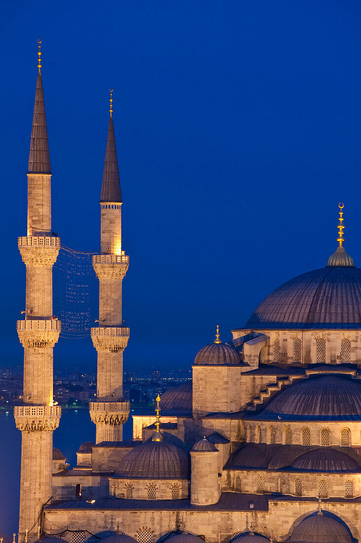 The Sultanahmet or Blue Mosque at dusk, Istanbul, Turkey