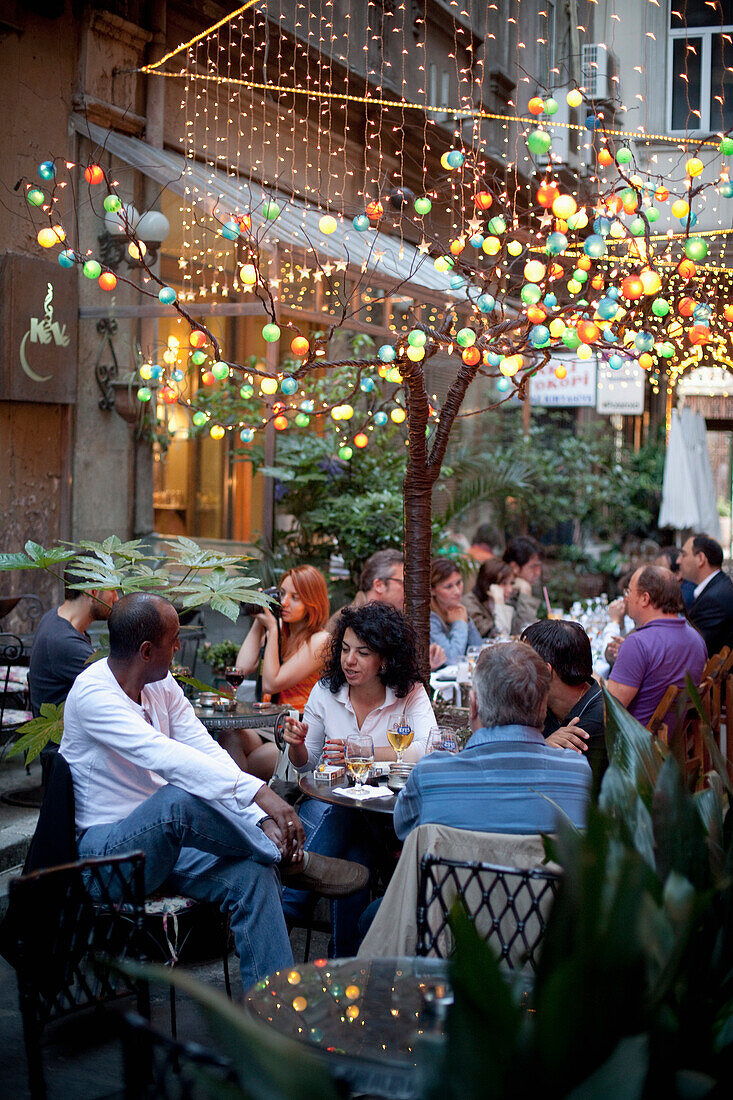 Turkey, Istanbul, People relaxing in cafe at Sofyali Sokak, Beyoglu district