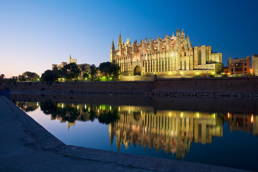 Palma Cathedral at dusk, Palma, Majorca, Spain