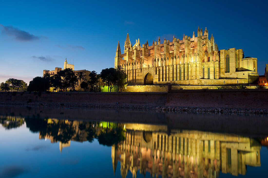 Looking across Parc del Mar to cathedral, Palma, Majorca, Spain