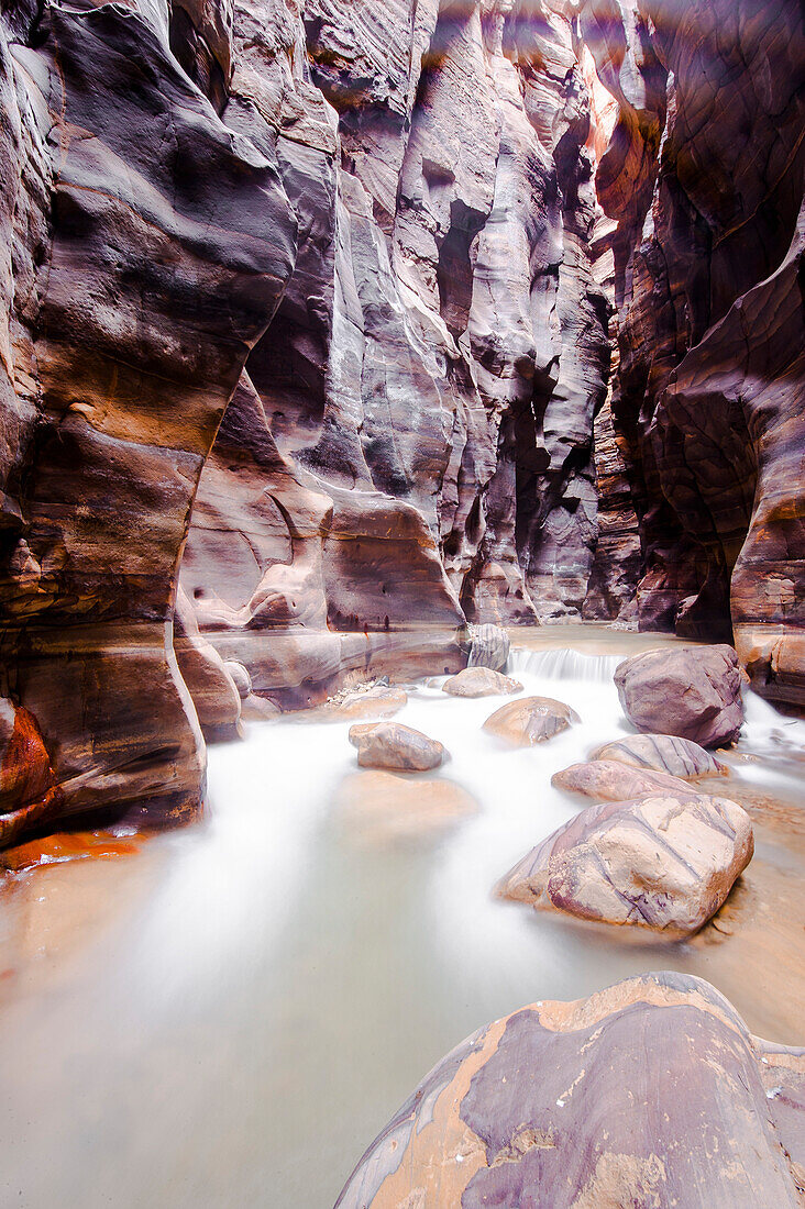 Arnon fließt durch Schlucht, Wadi Mujib, Jordanien, Naher Osten