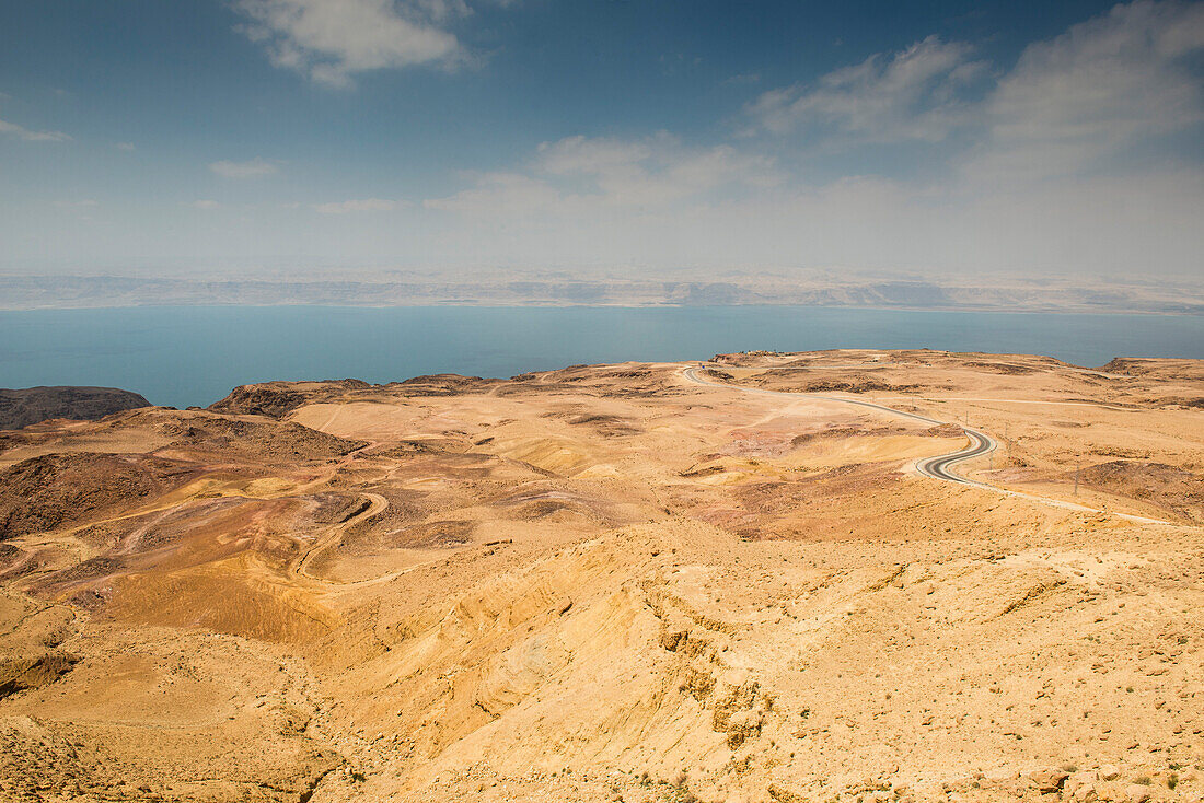 Highway 65 (Dead Sea Highway), Totes Meer und israelische Küste im Hintergrund, Jordanien, Naher Osten