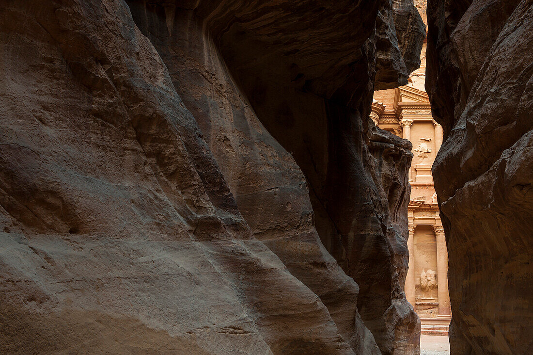 Blick aus dem Siq auf Khazne al-Firaun, Petra, Jordanien, Naher Osten