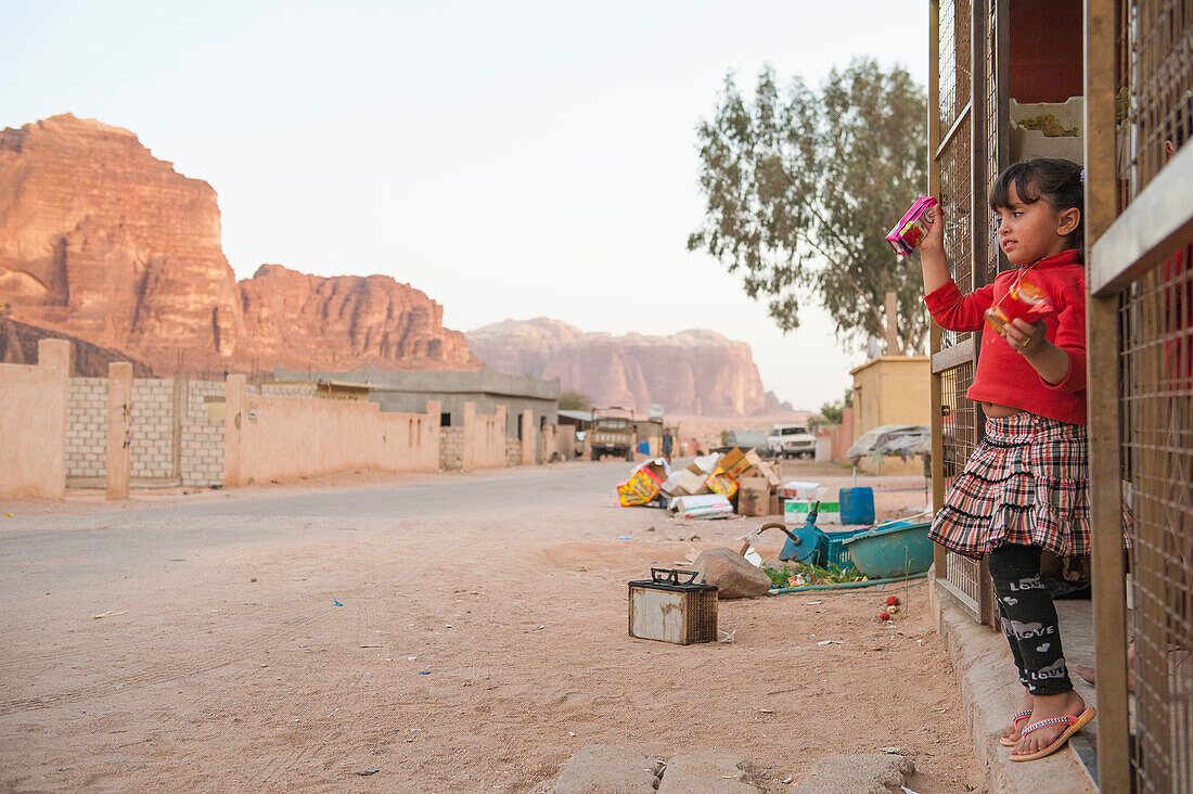Mädchen kommt aus einem Dorfladen, Wadi Rum, Jordanien, Naher Osten