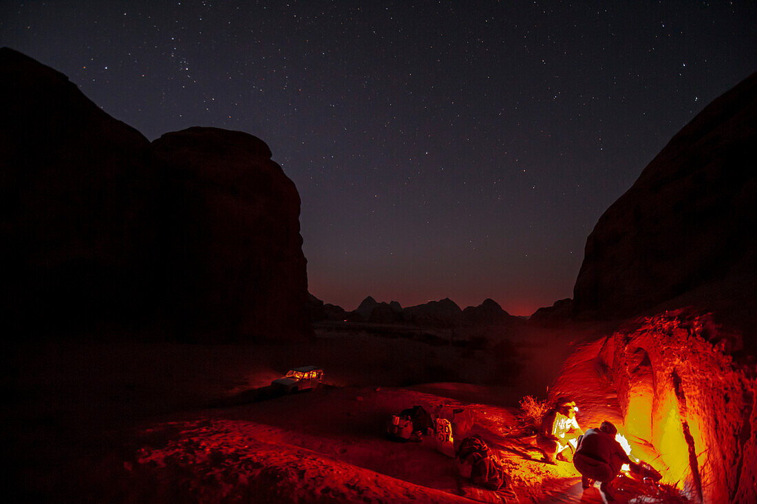 Nachtlager mit Lagerfeuer, Wadi Rum, Jordanien, Naher Osten