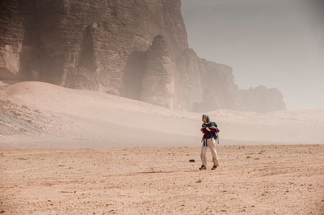 Frau wandert im diesigen Wadi Rum, Jordanien, Naher Osten