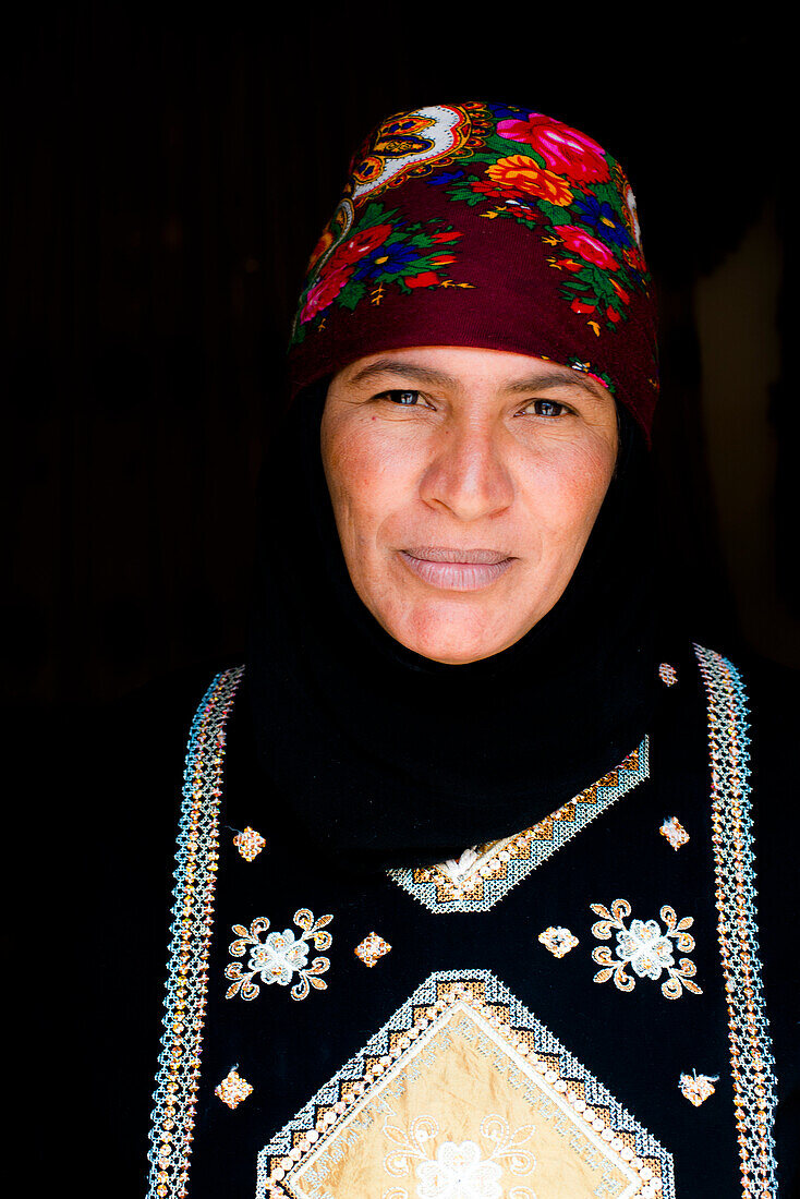 Porträt einer beduinischen Frau in traditioneller Kleidung, Wadi Rum, Jordanien, Naher Osten