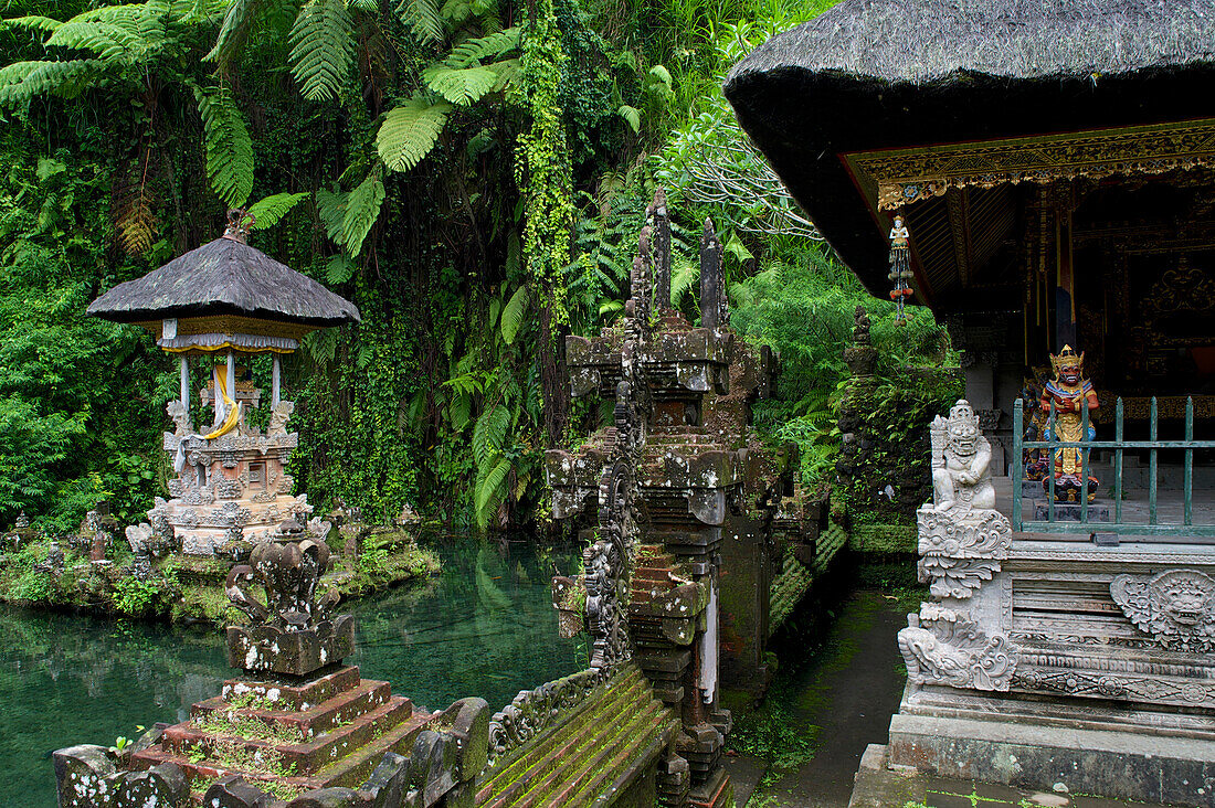 Tempel Tirtha Empul an heiligen Quellen, östlich von Ubud, Bali, Indonesien