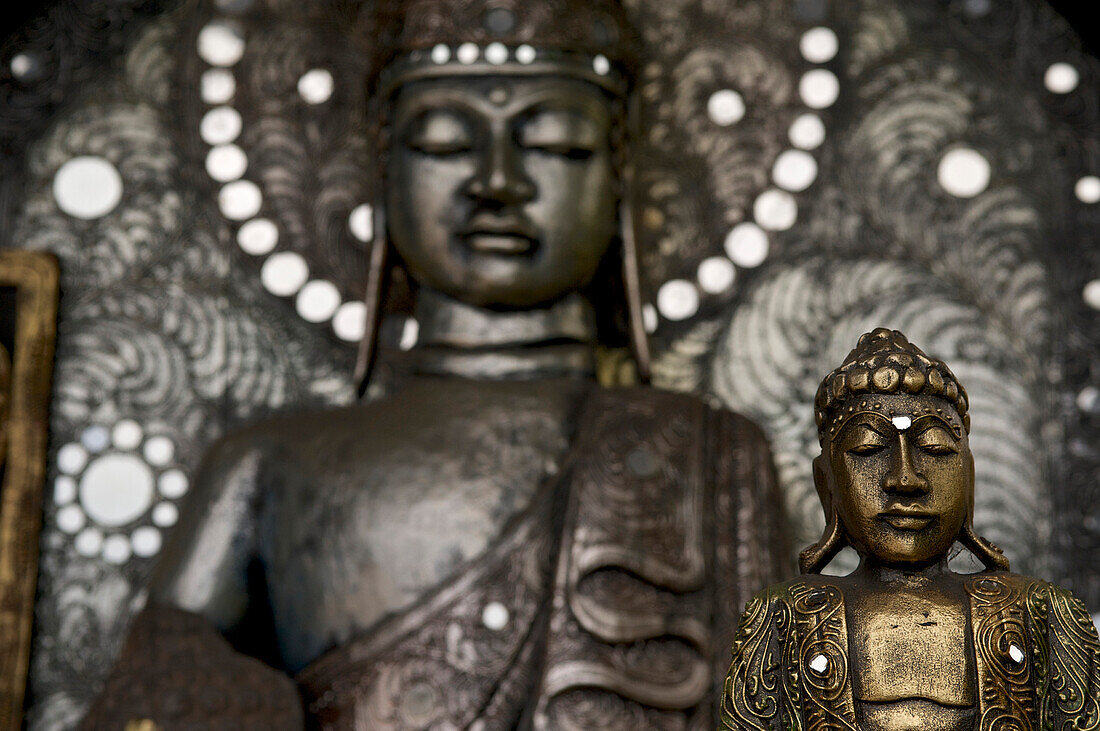 Handwerk auf Bali, geschnitzte Buddhas in einem Geschäft östlich von Ubud, Bali, Indonesien