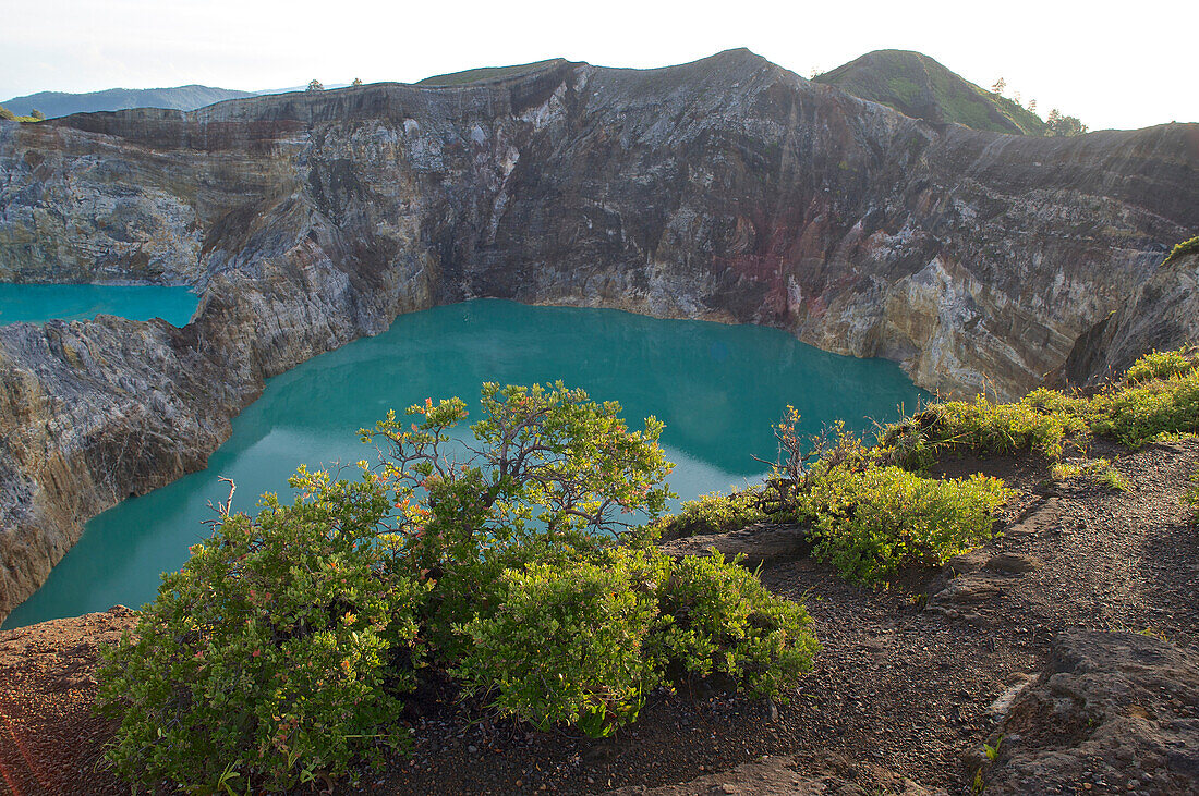 Blick in die farbigen Vulkanseen des Kelimutu, Flores, Östliche Kleinen Sundainseln, Nusa Tenggara Timur, Indonesien, Asien