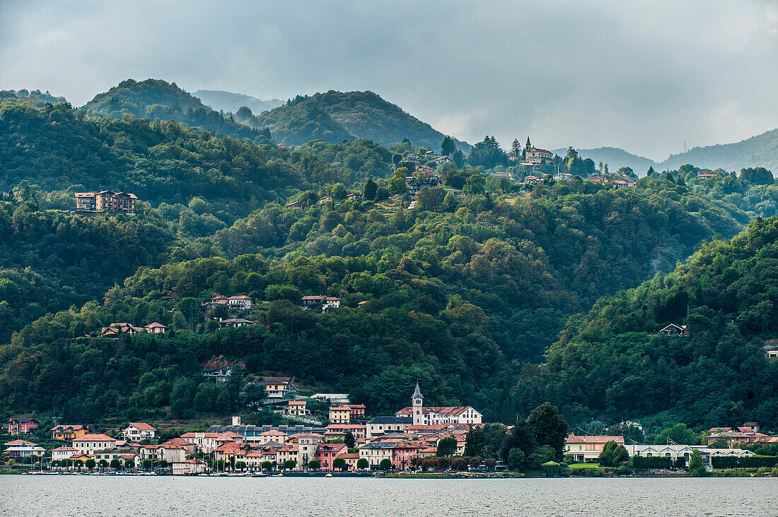 Blick über Ortasee auf Pella, Piemont, Italien