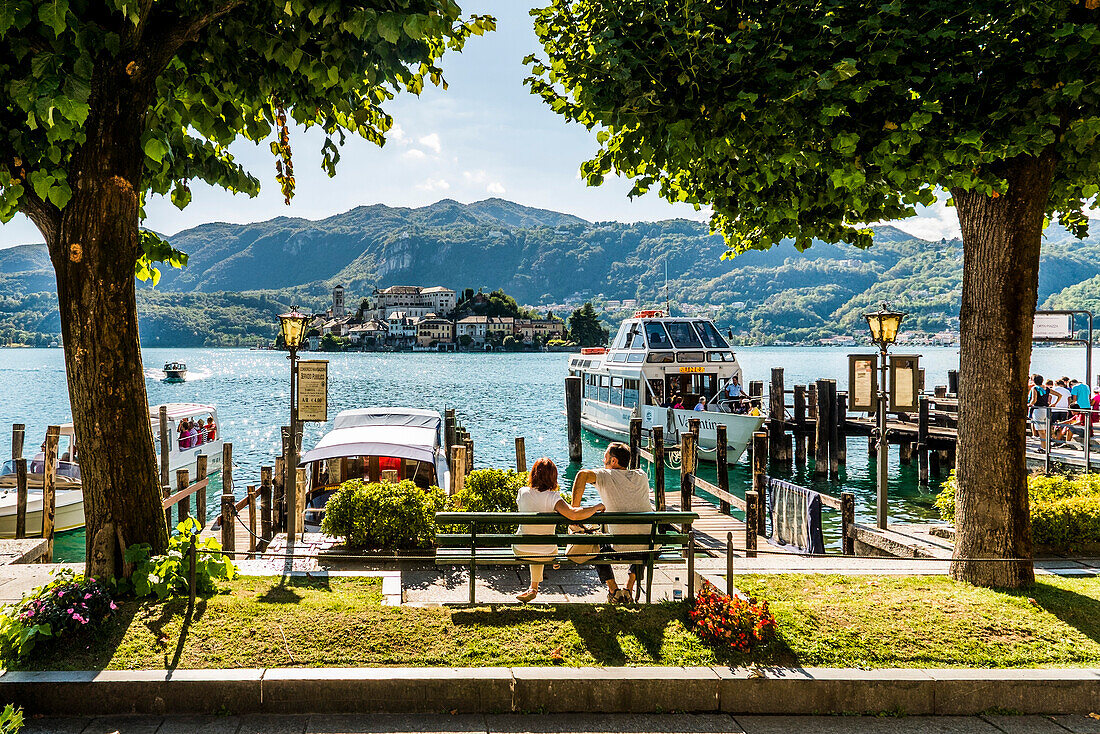 Bootsanleger am Ortasee, Isola San Giulio im Hintergrund, Orta San Giulio, Piemont, Italien