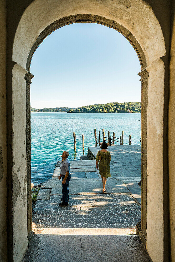 Blick durch einen Torbogen auf Ortasee, Isola San Giulio, Piemont, Italien