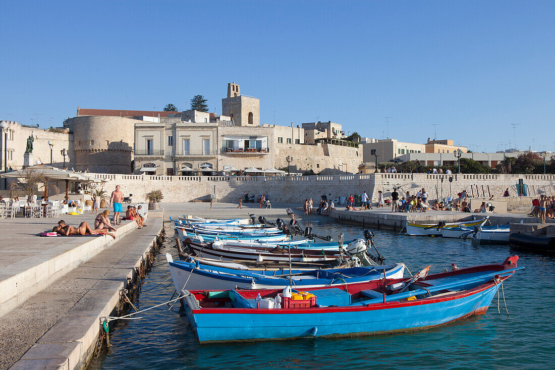 Fischerboote im Hafen von Otranto an der Adria, Provinz Lecce, Region Apulien, Halbinsel Salento, Italien, Europa