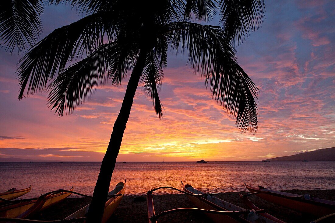 Spectacular sunset at Kihei, Maui, Hawaii