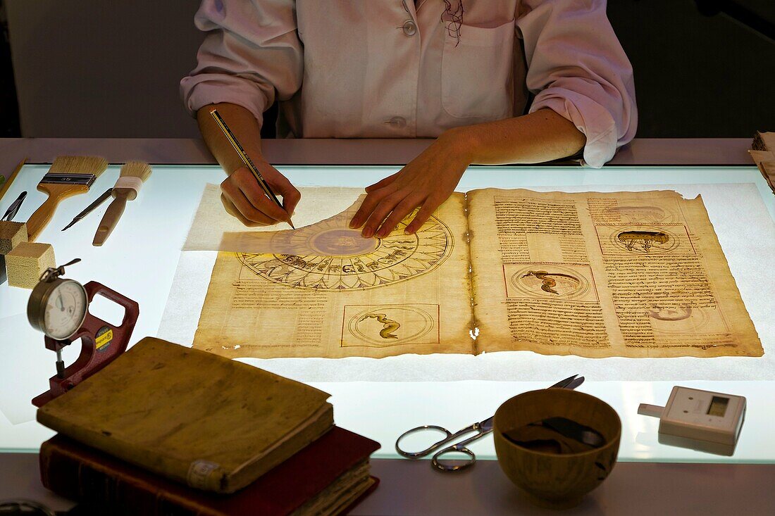 spanish national library in madrid room of Restoration  injerto de papel libro de la esfera  S XVI