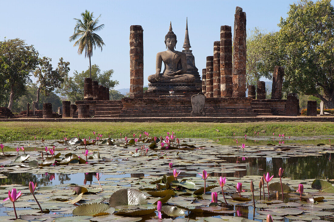 Temple in Sukhothai Historical Park (UNESCO World Heritage Site), Sukothai Province, Thailand, Asia