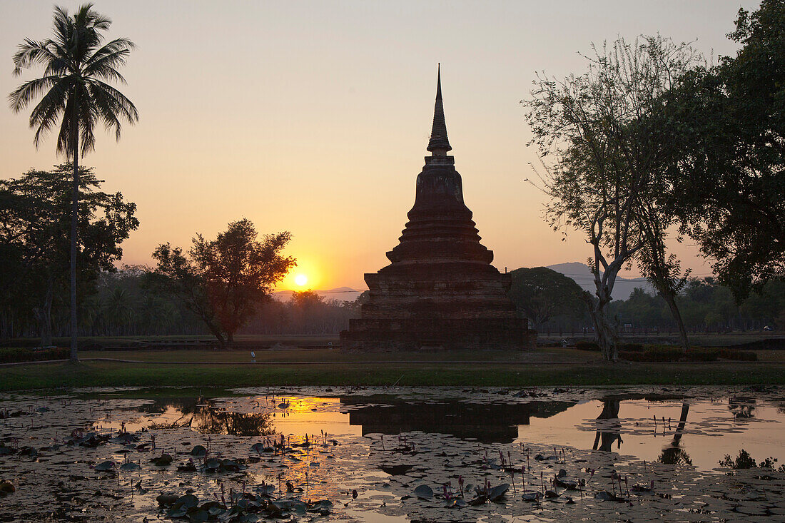 Tempel in der Ruinenstadt Geschichtspark Sukhothai (UNESCO Weltkulturerbe), Provinz Sukothai, Thailand, Asien