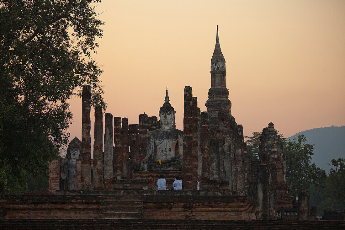 Buddha vor Tempel in der Ruinenstadt Geschichtspark Sukhothai (UNESCO Weltkulturerbe), Provinz Sukothai, Thailand, Asien