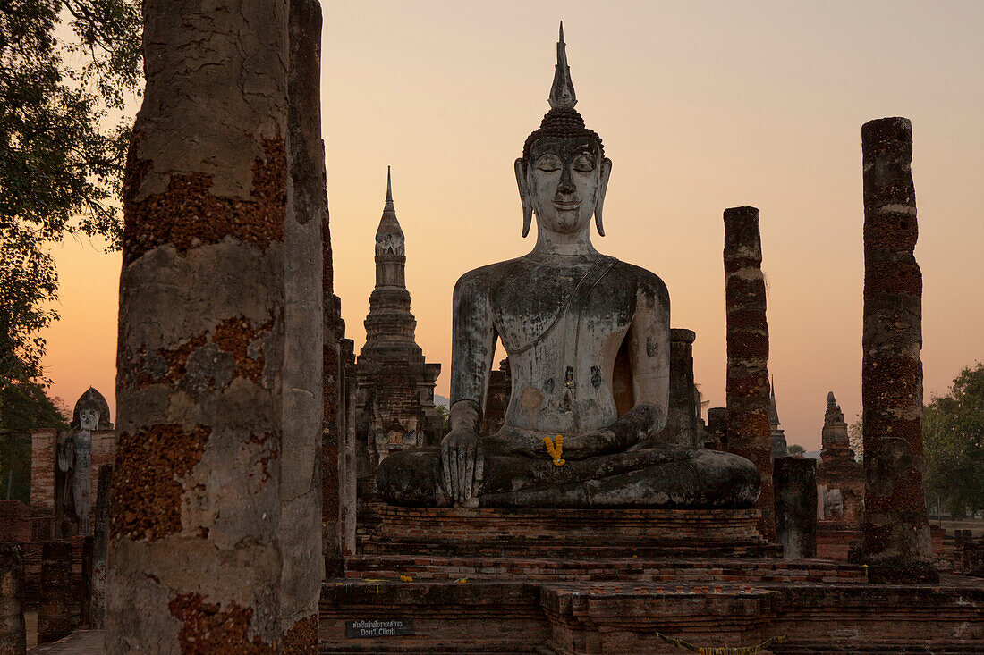 Buddha vor Tempel in der Ruinenstadt Geschichtspark Sukhothai (UNESCO Weltkulturerbe), Provinz Sukothai, Thailand, Asien