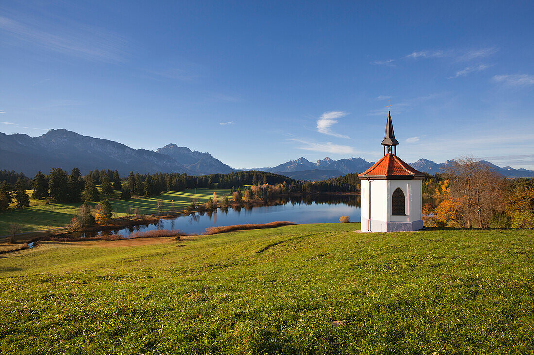 Chapel with a view to the Allgaeu Alps, Tegelberg, Saeuling and Tannheim mountains, Allgaeu, Bavaria, Germany