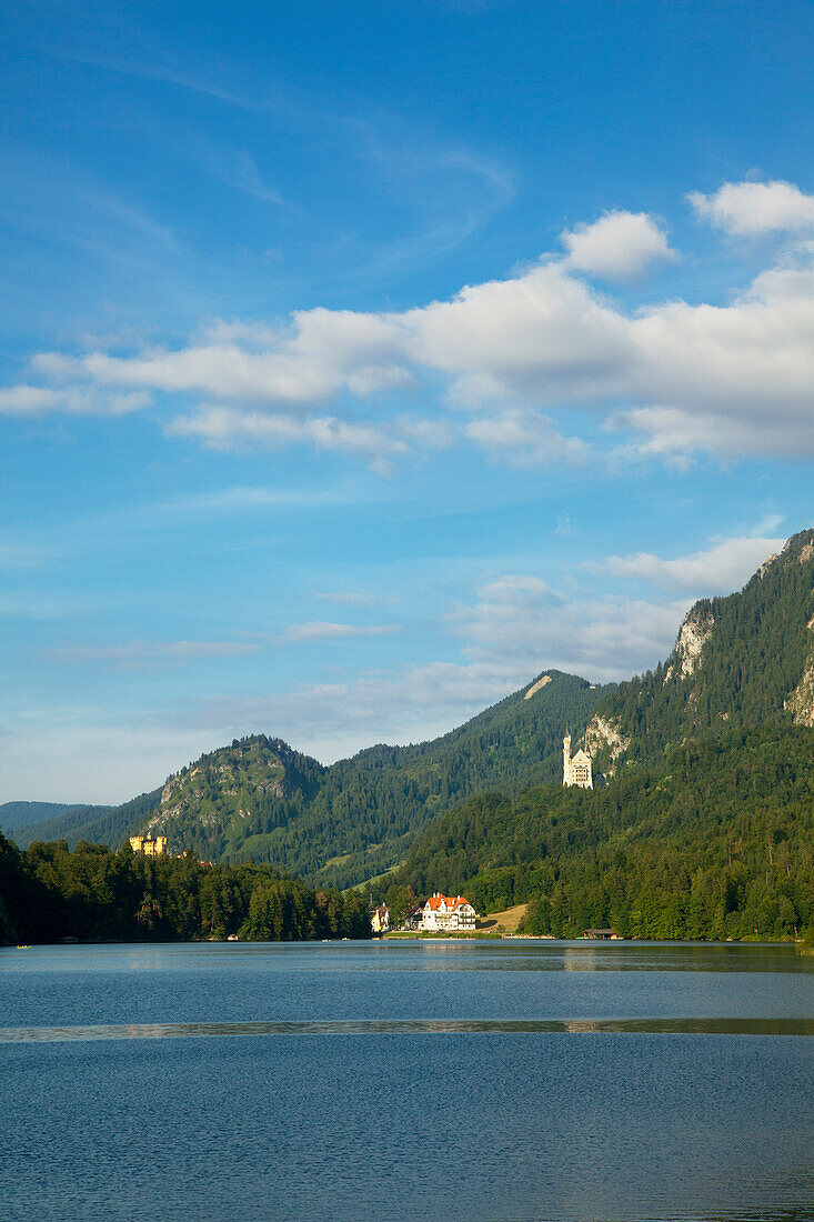 Blick über den Alpsee auf die Schlösser Hohenschwangau und Neuschwanstein, bei Hohenschwangau, Füssen, Allgäu, Bayern, Deutschland
