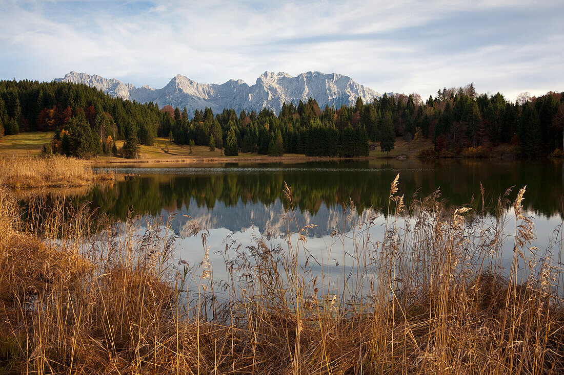 Blick über den Geroldsee auf das Karwendelgebirge, Bayern, Deutschland