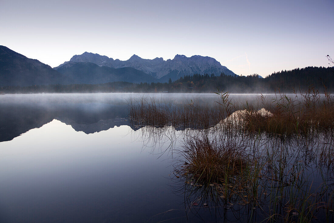 Morgennebel, Blick über den Barmsee auf das Karwendelgebirge, bei Mittenwald, Bayern, Deutschland