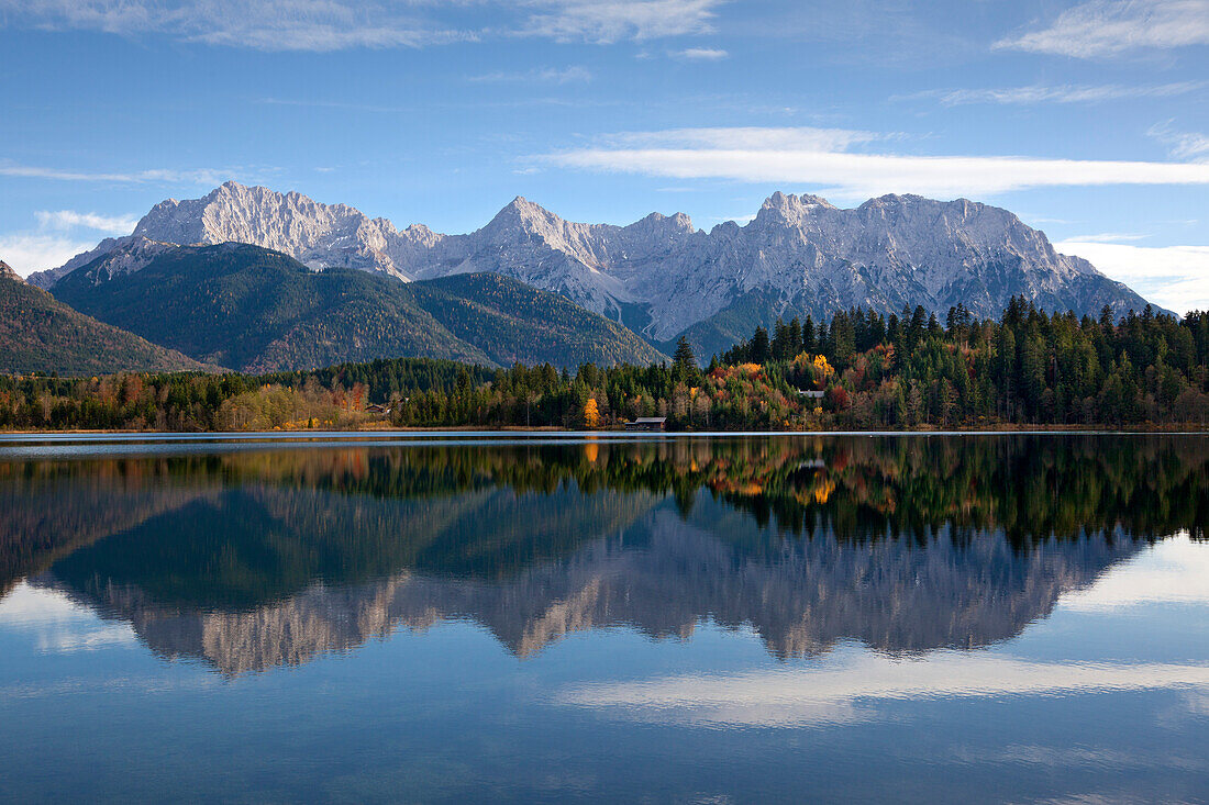 Karwendelgebirge spiegelt sich im Barmsee, bei Mittenwald, Bayern, Deutschland