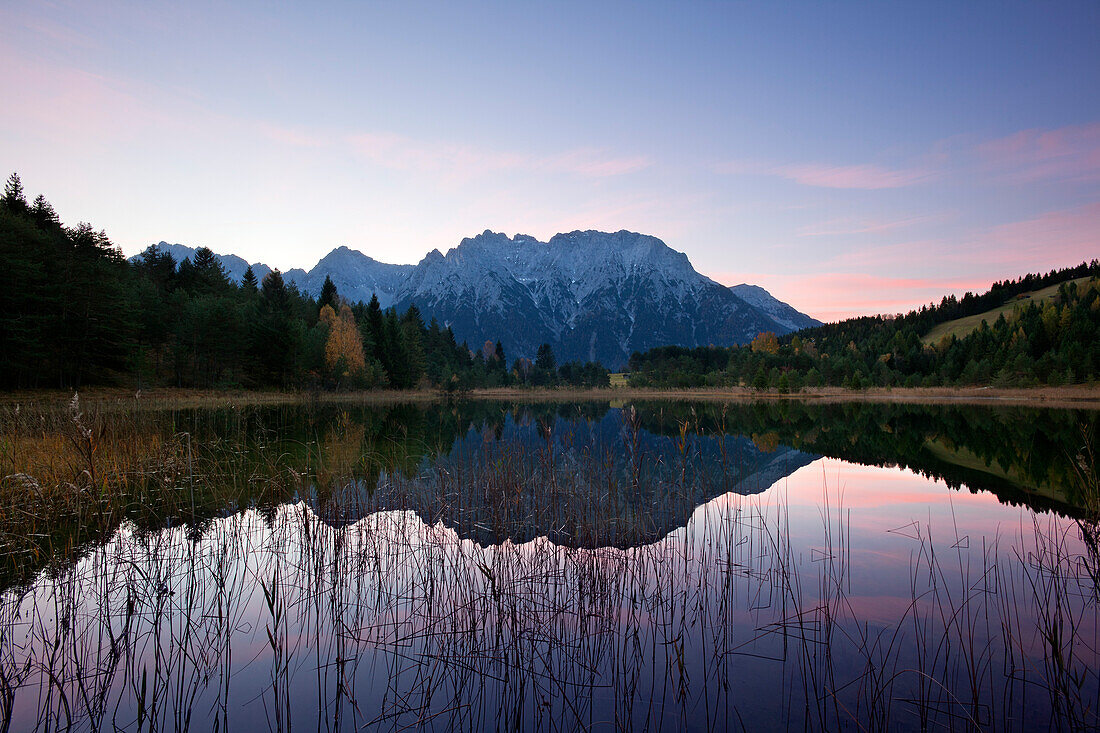 Luttensee vor dem Karwendelgebirge im Morgenlicht, bei Mittenwald, Bayern, Deutschland