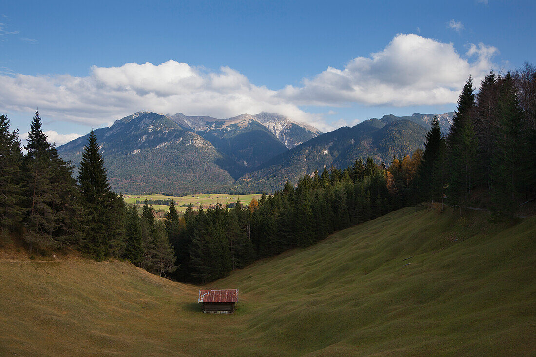Buckelwiesen mit Heustadel, Blick zur Soierngruppe, bei Mittenwald, Bayern, Deutschland