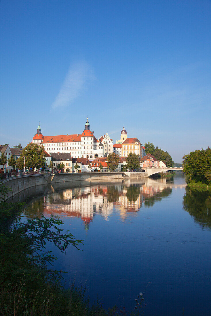 Blick über die Donau zum Schloss Neuburg, Neuburg an der Donau, Bayern, Deutschland