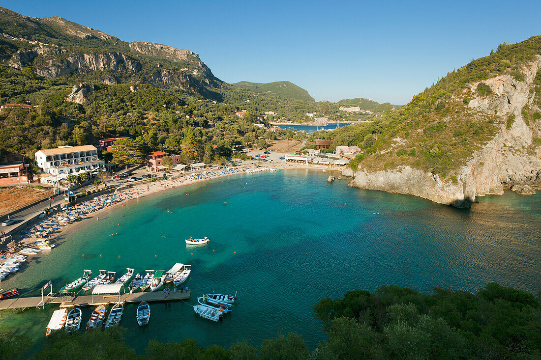 Blick über den Strand von Paleokastritsa, Insel Korfu, Ionische Inseln, Griechenland