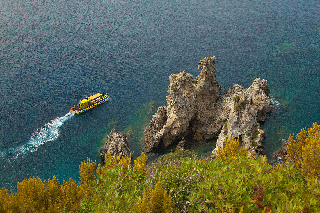 Unterseeboot für Touristen erkundet die Unterwasserlandschaft rund um die Felsküste der Bucht von Paleokastritsa, Insel Korfu, Ionische Inseln, Griechenland